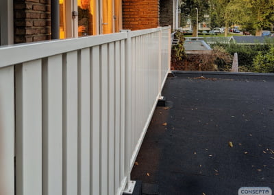 Balkonhekwerk in woodlook RAL 9010 | Consepto Hekwerk