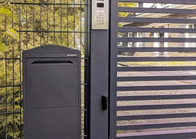 Brievenbussen Pakketbrievenbus Poort Logibox | Consepto Hekwerk