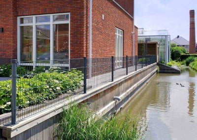 Paginafoto Anderen bekeken ook Overzicht Dubbelstaafmat DSM Dubbelstaafmathekwerk vlonder en kinderen water - 800x600 | Consepto Hekwerk