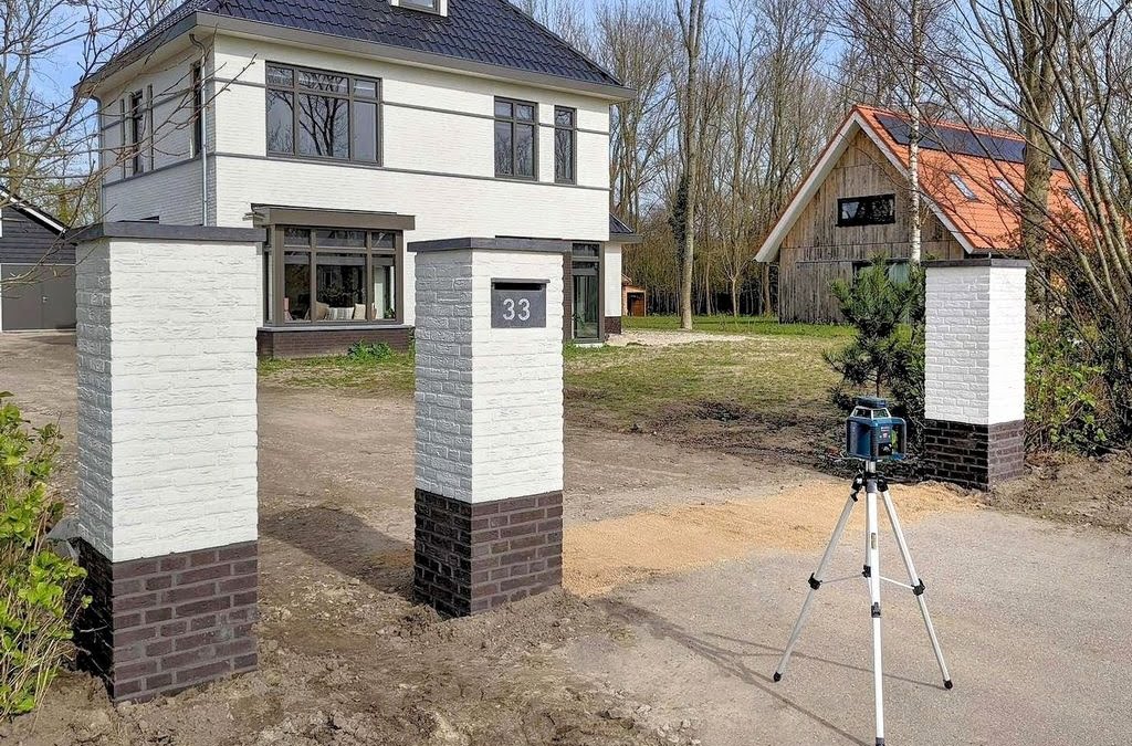Gemetselde poeren – ook wel penanten of stenen kolommen genoemd. Ambachtelijk metselwerk voor uw toegangspoort. Prefab en in één dag geplaatst.