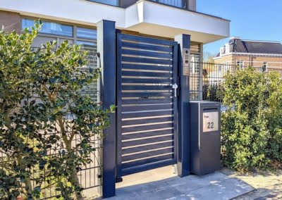 Projecten Looppoort bij afbeelding Equitone Gevelbeplating elektrische poort Den Haag | Consepto Hekwerk