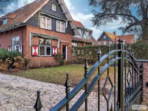 Sierpoort Jaren '30 woning Elektrische poorten klassieke toog klokmodel toogpoort | Consepto Hekwerk