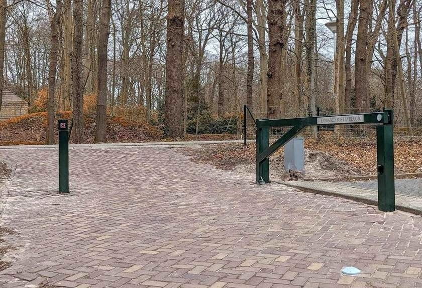 Elektrische slagboom draaiboom parkeerplaats Wassenaar e-loop | Consepto Hekwerk