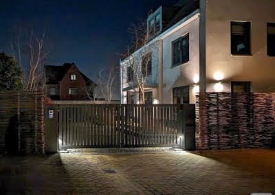 Elektrische Poorten en Poortverlichting Woodlook poort planken Verticaal Hikivision intercom | Consepto HEkwerk