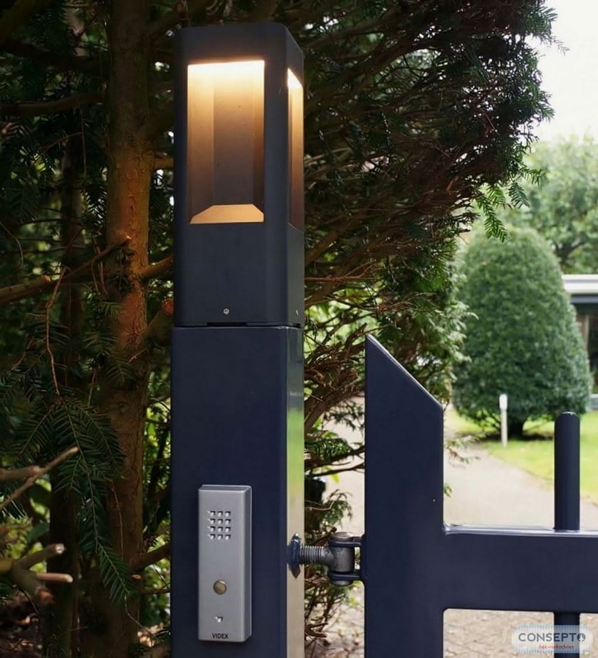 Consepto Hekwerk-Spraakintercom draaipoort en poortverlichting op poortpalen