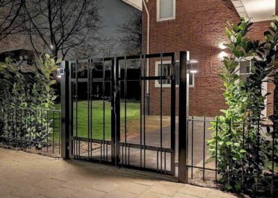 Sierhekwerk Sierpoort Looppoort Elektrische poorten Art Deco Jaren dertig '30 Marseille Logo | Consepto Hekwerk