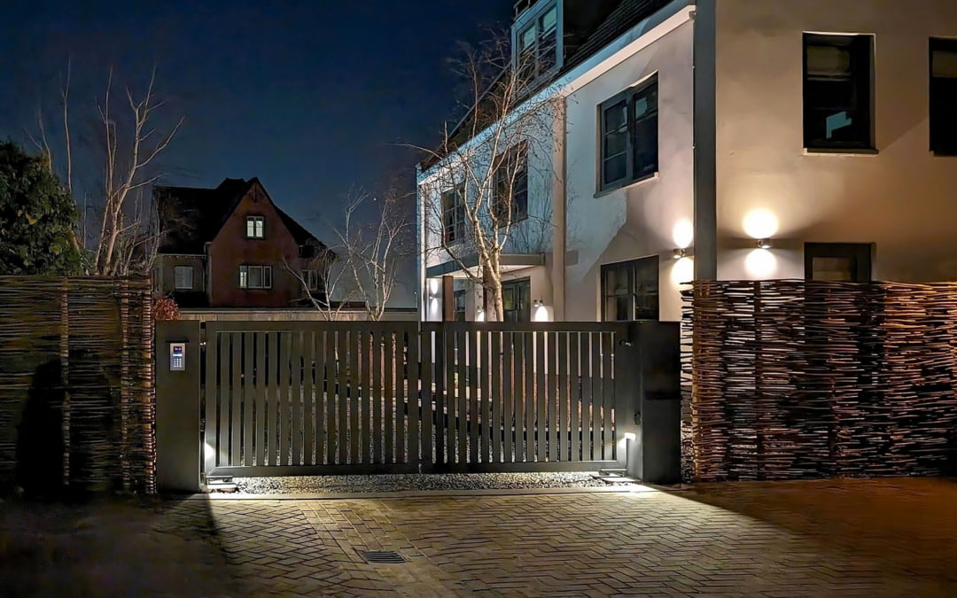 Poort verlichting – Poortzuil verlichting – Poortlampen bij de oprit – Lampen. Sfeervolle armaturen voor uw toegangspoort en hekwerk