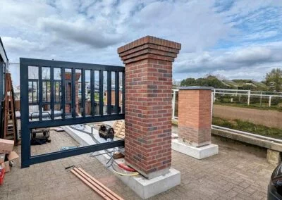 Prefab poort gemetselde kolommen penanten draaipoort met beton betonnen koppelbalk fundatie plaatsing in 1 een dag | Consepto