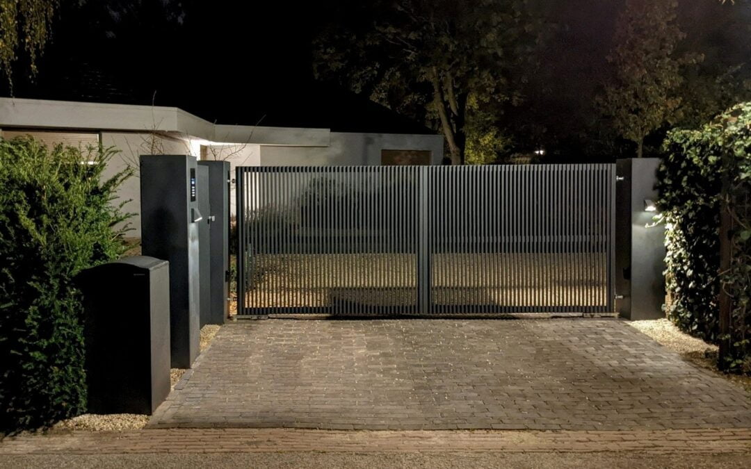 Prefab poort voor uw oprit – in één dag geplaatst. Met poortfundering, poortautomatisering, intercom en verlichting.