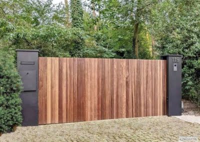 Houten Poorten Elektrische Schuifpoort Beaver Creek Prefab plaatsing in een ( 1 ) werkdag | Consepto Hekwerk