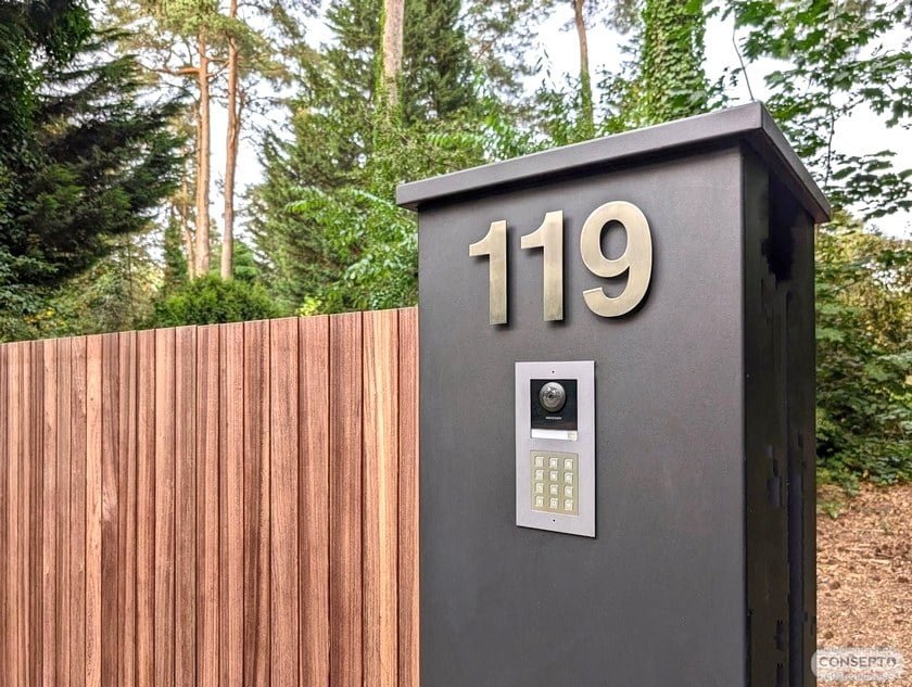 Houten schuifpoort op rail met modulair hout – voor privacy