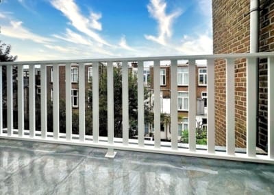 Balkonhekwerk Woodlook Lamellen Wit Den Haag | Consepto Hekwerk