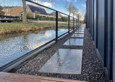 Glazen balustrade windscherm water vlonder kindveilig De Meern | Consepto Hekwerk