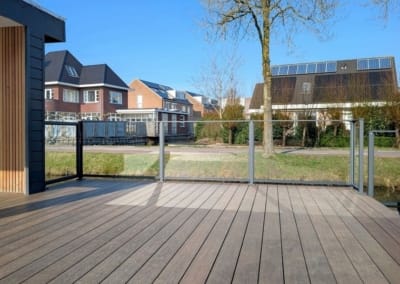 Glazen balustrade hekwerk op vlonder bij water sloot kindveilig kindvriendelijk Glas open karakter en uitzicht looppoort bootje | Consepto Hekwerk