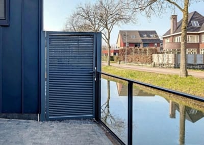 Looppoorten Lamellen poort horizontaal met glazen balustrade kindveilig kindvriendelijk De Meern | Consepto Hekwerk