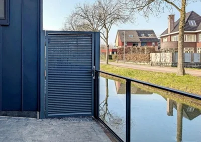 Looppoorten Lamellen poort horizontaal met glazen balustrade kindveilig kindvriendelijk De Meern | Consepto Hekwerk