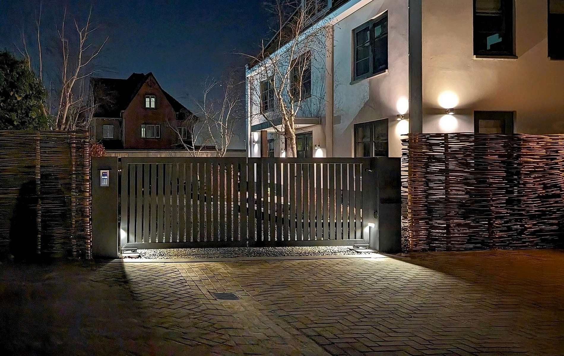 Elektrische poort op maat bij vrijstaande woning