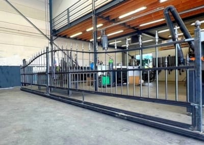 Ambachtelijk maatwerk werkplaats sierpoort vrijdragende schuifpoort Klokmodel Draaipoortlook Louigi V2 | Consepto Hekwerk