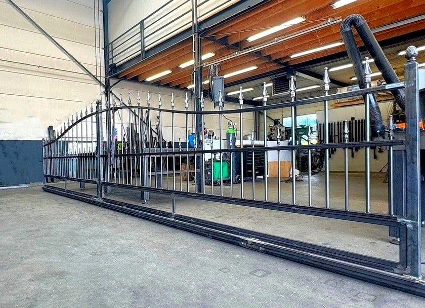 Ambachtelijk maatwerk werkplaats sierpoort vrijdragende schuifpoort Klokmodel Draaipoortlook Louigi V2 | Consepto Hekwerk