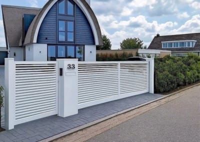 Elektrische Poorten Vinkeveen Lamellenhekwerk lamellen horizontaal wit Prefab Poort | Consepto Hekwerk