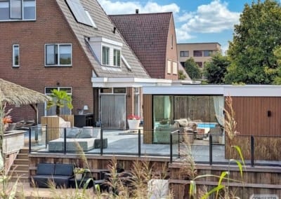 Glazen Balustrades - Glas op houtenvlonder vlondertuin Sonneville Zoetermeer Vooraanzicht | Consepto Hekwerk