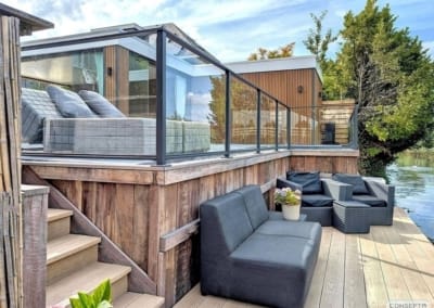 Glazen Balustrades - Glas op houtenvlonder vlondertuin Sonneville Zoetermeer | Consepto Hekwerk