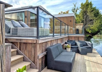 Glazen Balustrades - UITGELICHTE FOTO VOOR BLOG 2 1600x1207 320kb Glas op houtenvlonder vlondertuin Sonneville Zoetermeer | Consepto Hekwerk