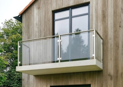 Impressie Glazen Balustrade houten gevel