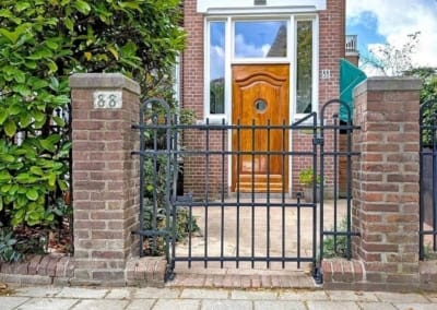 Looppoort Tuinpoort massief Jaren dertig '30 en twintig gemetselde poeren '20 ambachtelijk replica Den Haag | Consepto Hekwerk