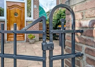 Looppoort Tuinpoort massief Jaren dertig '30 en twintig '20 ambachtelijk replica Den Haag Detail boog | Consepto Hekwerk