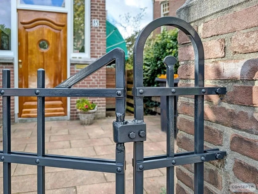 Looppoort Tuinpoort massief Jaren dertig '30 en twintig '20 ambachtelijk replica Den Haag Detail boog | Consepto Hekwerk