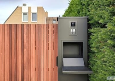 Pakketbrievenbus brievenbus pakket Forse zuilen penanten poeren pakketbrievenbus Hikivision video intercom pakketbus houten schuifpoort op rail | Consepto Hekwerk
