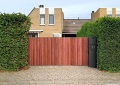 Houten Poorten Schuifpoort Elektrische Padoek Pakketbrievenbus video intercom Hikivision | Consepto Hekwerk