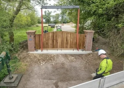 Houten Poorten Prefab Wieringerwerf Parton montage hijskraan kraanwagen gemetselde penanten poeren kolommen montage | Consepto Hekwerk
