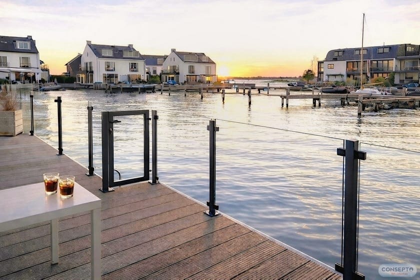 Glazen balustrade hekwerk kindveilig kindvriendelijk Vinkeveen Loosdrecht Vlek op vlonder bij water met looppoort | Consepto Hekwerk